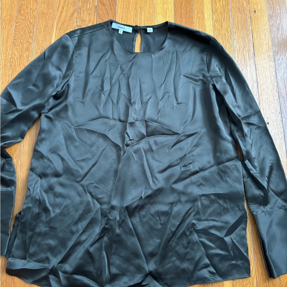 Vince silky top. Size xs. Very dark green.